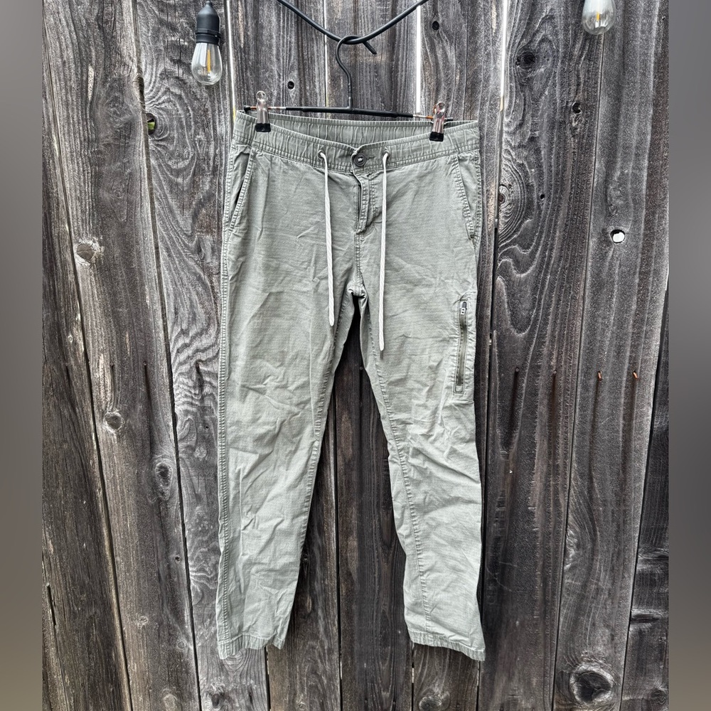 🔴Vuori Women’s Ripstop Light Olive Green Drawcord Cropped Pants Size Small